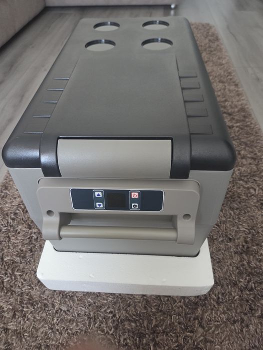 Vând mini frigider auto Vevor de 45L nou,alimentare 12V și 220V preț 1250