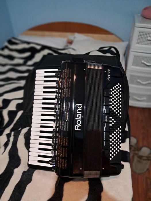 Se vinde acordeon ROLAND FR7X  este impecabil  cu tonuri de la Paul