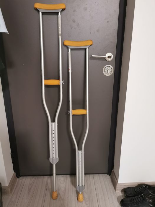 Orteza Walker cu perna de aer și carje