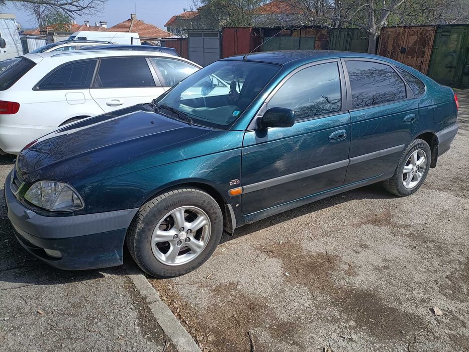 Тойота Авенсис - тъмно зелен металик