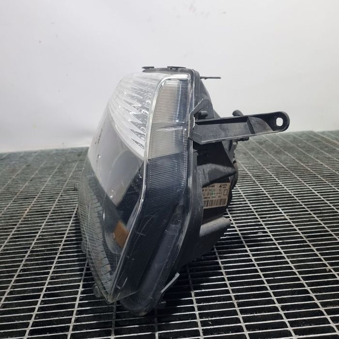 Far Dreapta Dacia Duster Facelift 2014 - 2017 SUV 4 Usi (1438) Fara xenon