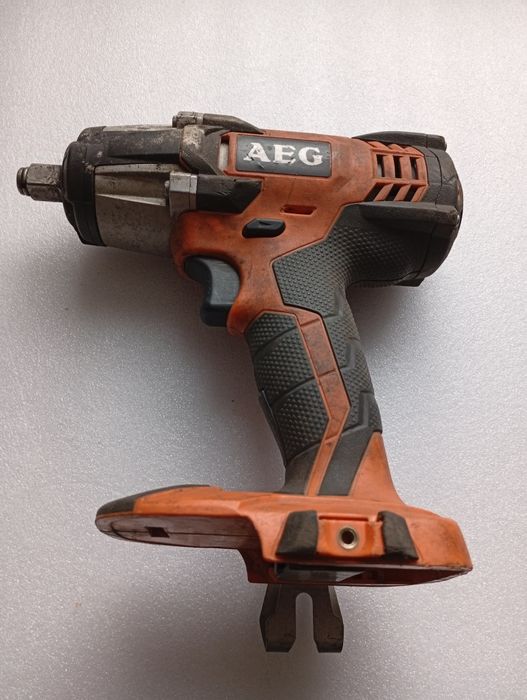Corp filetată AEG 18 v cu patrat