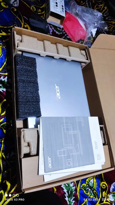 Noutbuk yangi karobka dokument