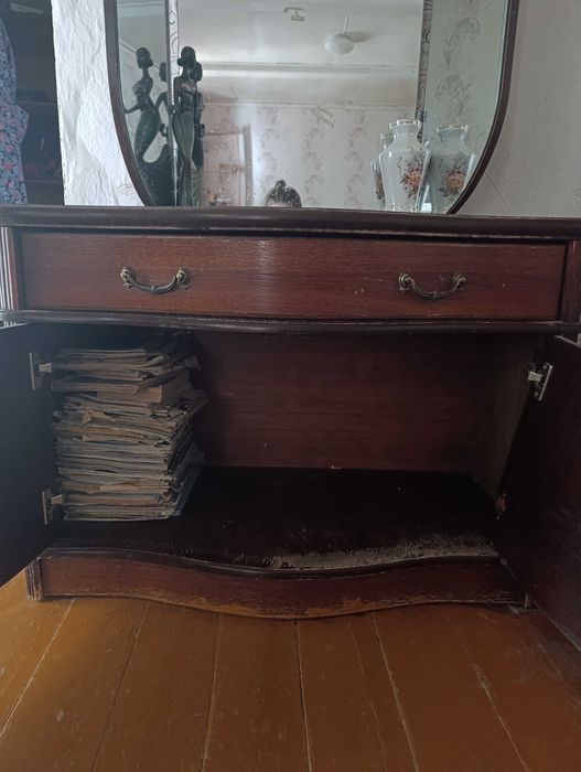 Зеркало (три створки) с тумбой