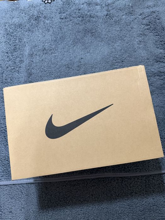 Маратонки Nike.