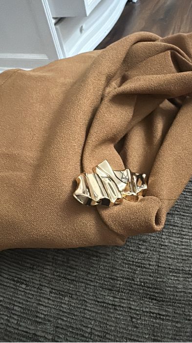 Bluza maro cu accesoriu auriu in talie Superba tricou dama maro