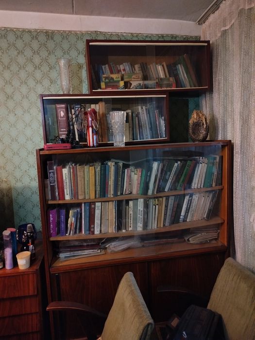 книжный шкаф и книжные полки