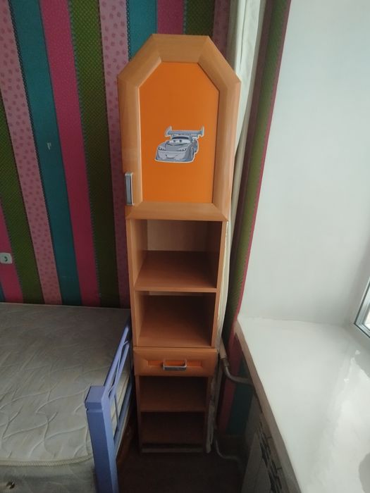 Продам подростковый стенку вместе с письменным столом .