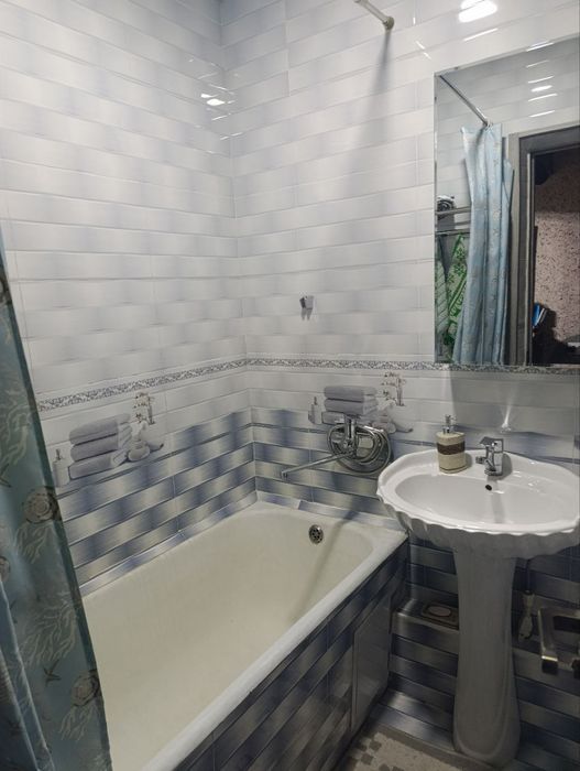 Продается квартира Бий Буюк ипак йюли  2/5/5 с ремонтом