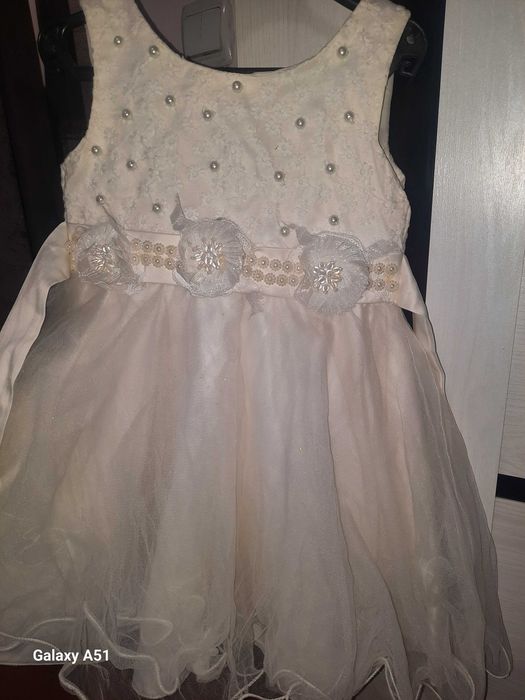 Продоются детские платья. На 3-5 лет. Фирменные, практичеки новые.