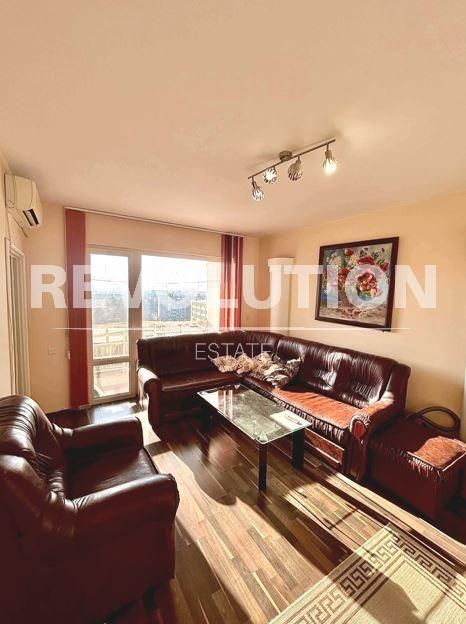 Тристаен апартамент в района на Завод Дружба!