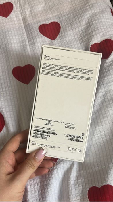 Продам 13 айфон с коробкой