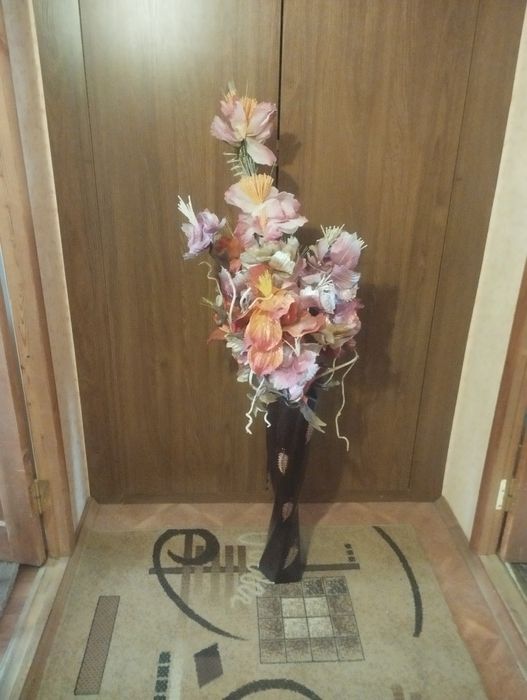 Продаётся ваза с искусственными цветами