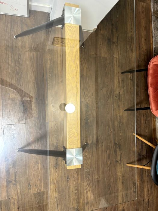 Стъклена маса с метални крака