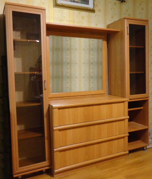 Комод, зеркало, шкафы. Торг есть.