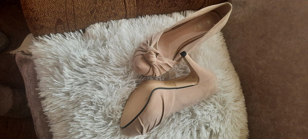 Дамски обувки на токчета.