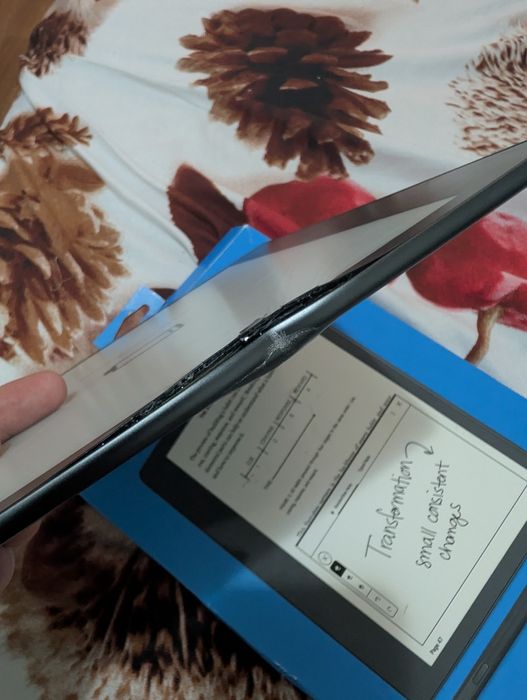 Vând tabletă kindle scribe pentru piese