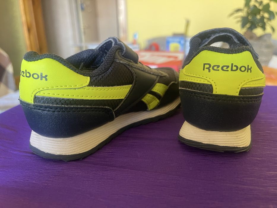 Детски маратонки, носени в добро състояние