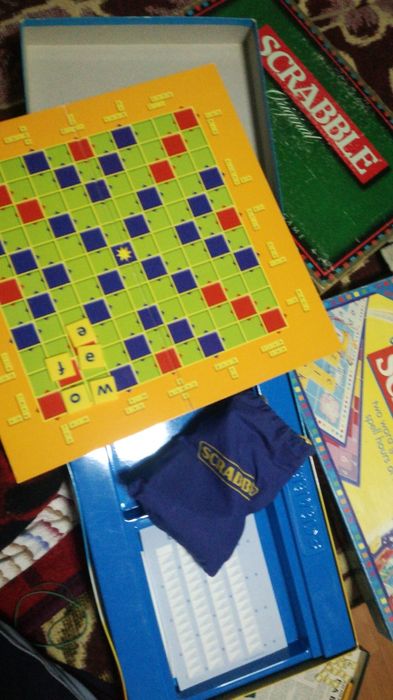 Joc Scrabble original cu tabla de joc din carton dur,complet in romana