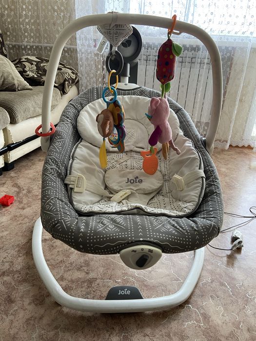 Шезлонг фирмы joie