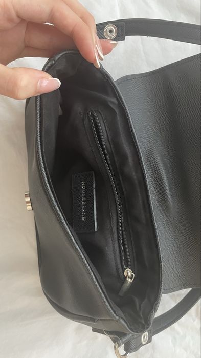 Черна чанта с дръжка за през рамо