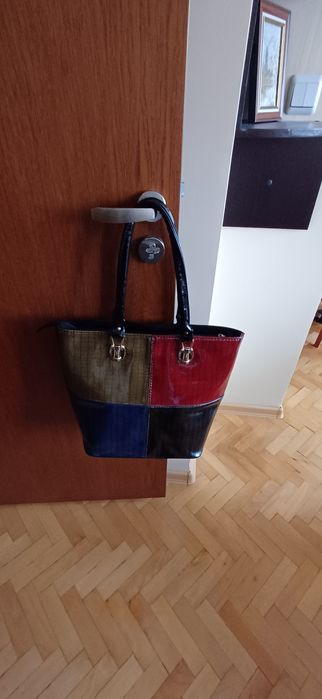 Дамска лачена чанта