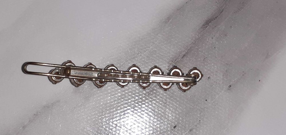 Бусы разнообразного стиля и заколка