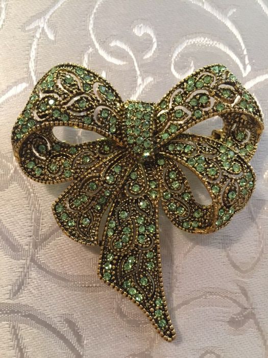 Различни видове брошки