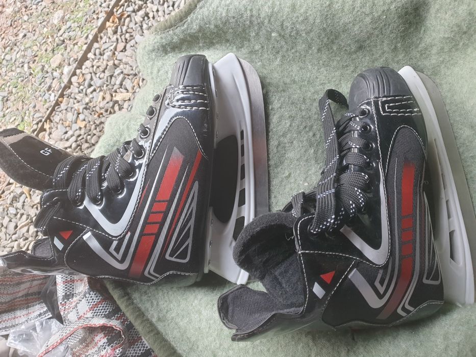 Коньки и лыжи разных размеров