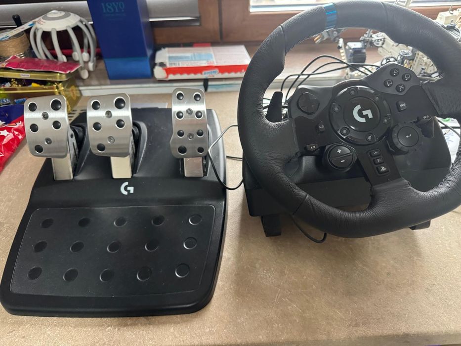 Volan Logitech G923 Trueforce pentru PS5, PS4 and PC [941-000149]