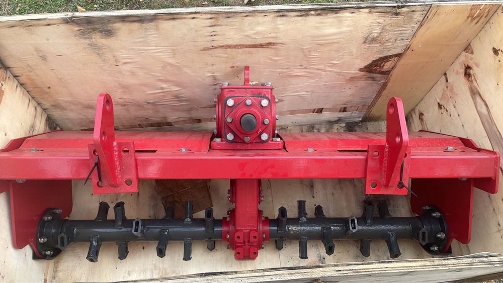 Трактора вече е регистриран ,  нов . ГО, ГТП, 25 к.с.  4х4 ,фреза