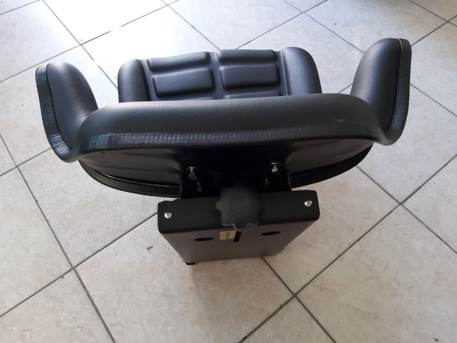 Scaun de tractor cu prindere universala si triplu reglaj