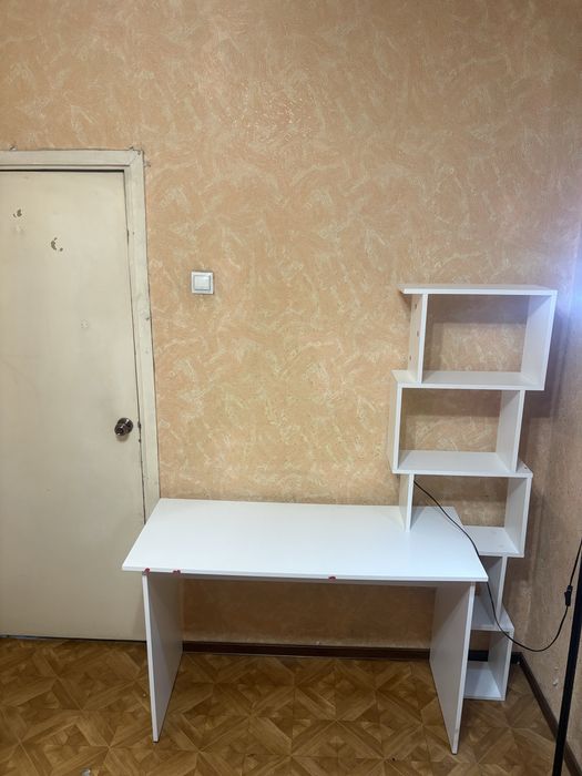 Компьютерный стол ,белый,с полками