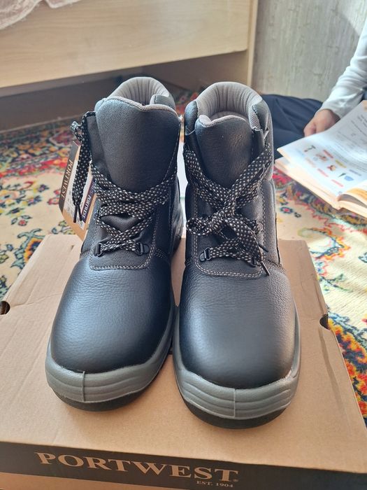 Продам ботинки сэфти 44 размер