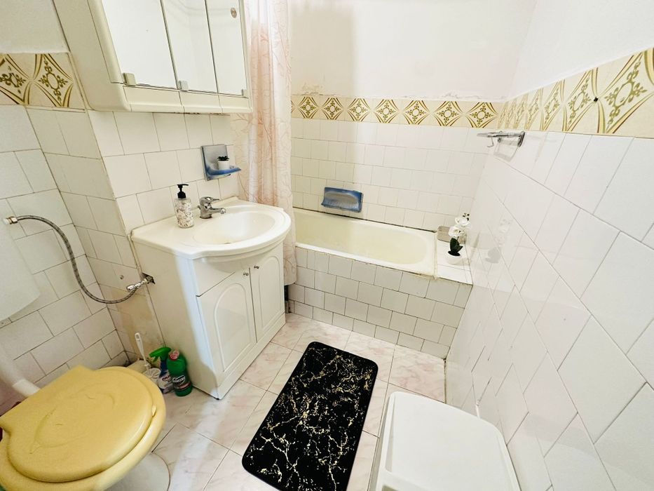 Închiriez apartament cu 4 camere