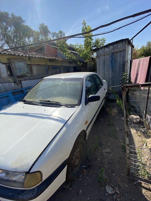 Nissan Primera и мотоцикл в профиле