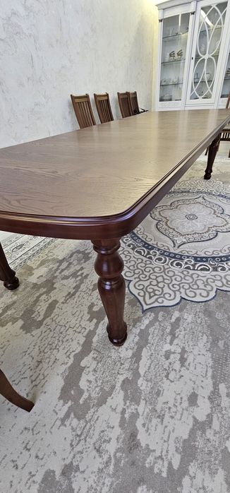 Обеденный стол со стульями