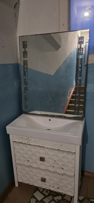 Раковина, шкаф, зеркало