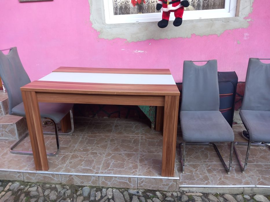 Vand masa cu 4 scaune