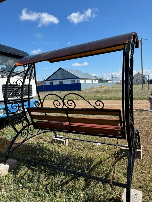 Садовая качеля из кованных элементов