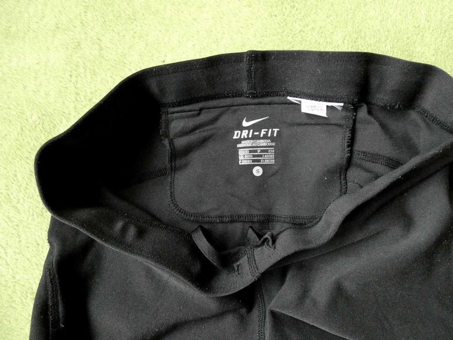 продавам дамски клин nike,размер s в черно.