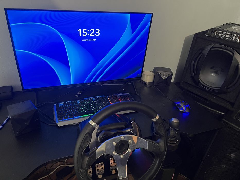 Компютър със клавиятура  и мишка