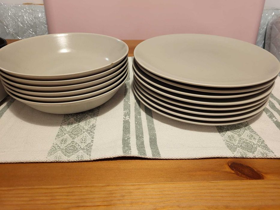 Vesela ceramica mata gri IKEA, platouri roz