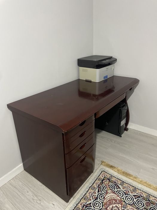 Стол и шкаф в рабочем состояний