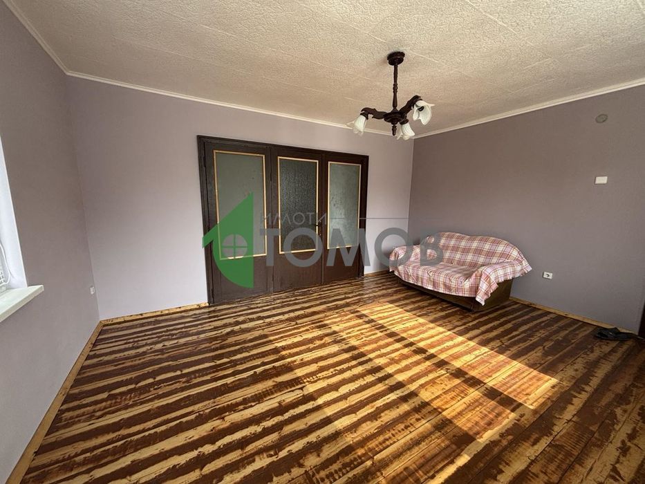 Двуетажна масивна къща в село Змейово