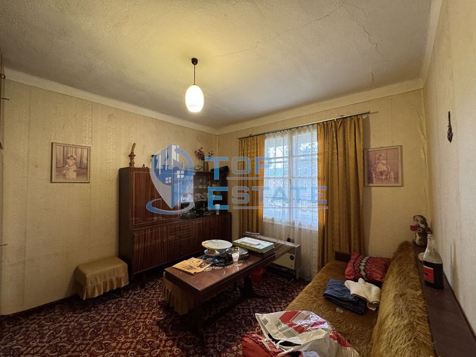 Двуетажна тухлена къща с гараж в с. Константин, област Велико Търново