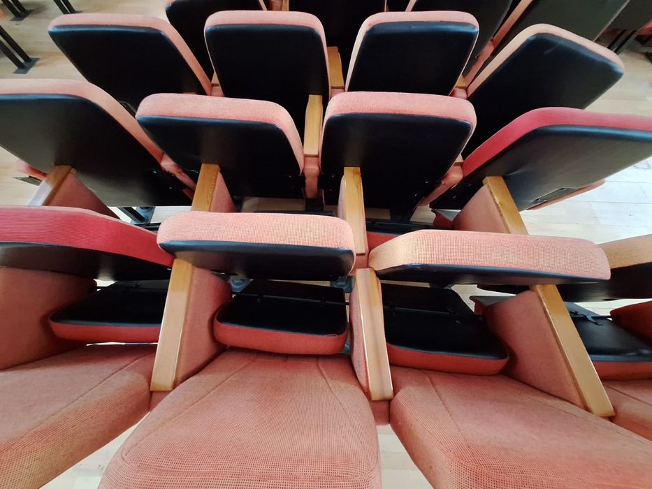 Продам театральные кресла б.у.