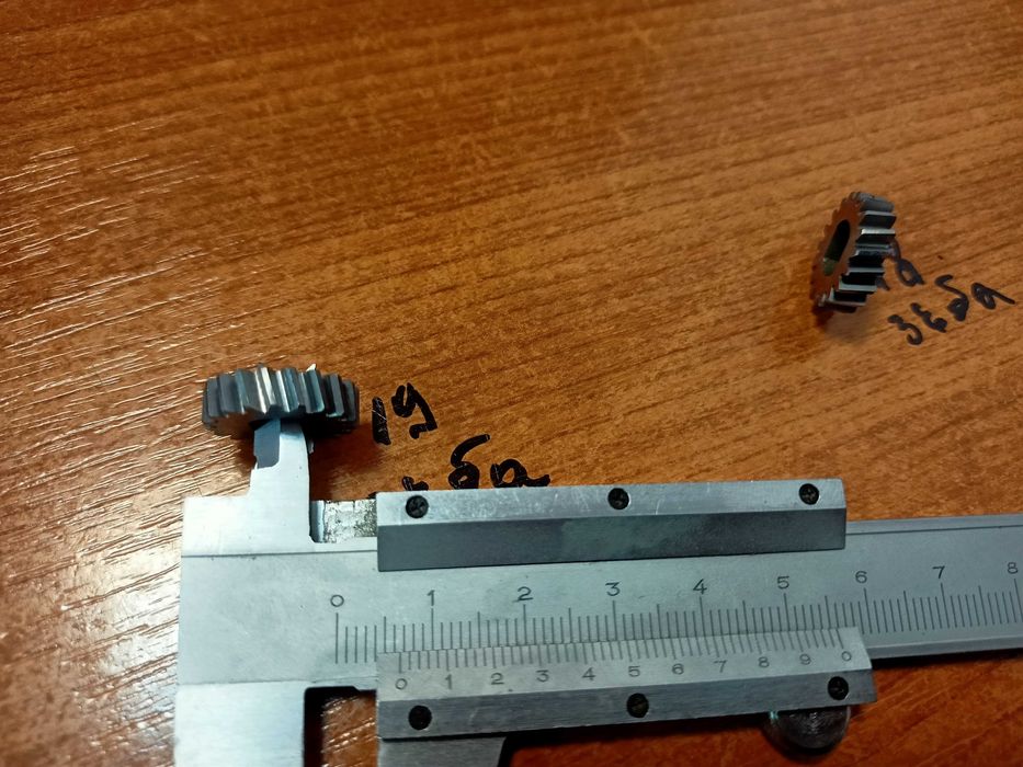 Зъбни колела метални, зъбчатки 18 и 19 зъба.