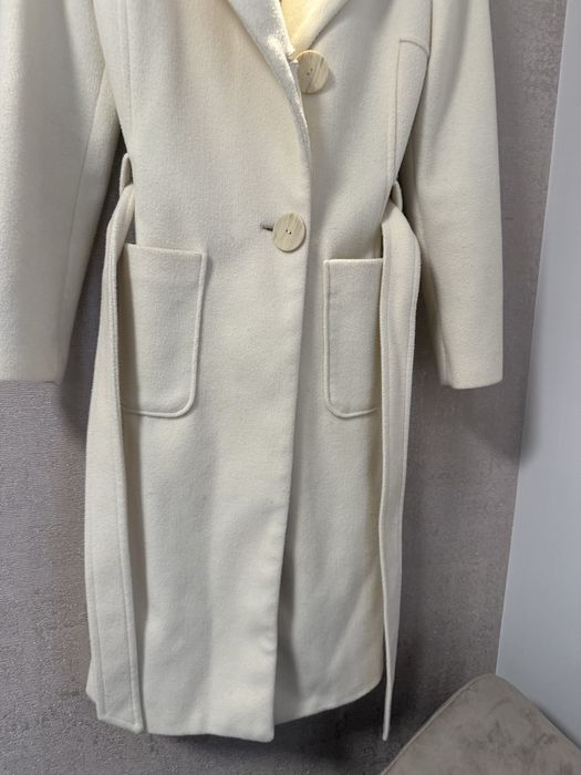 Бяло-кремаво палто.
