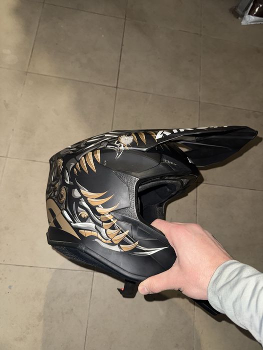 Каска AIROX carboon със станция